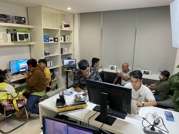 Khách đến cửa hàng Lâm Phát Studio được tư vấn thiết bị livestream