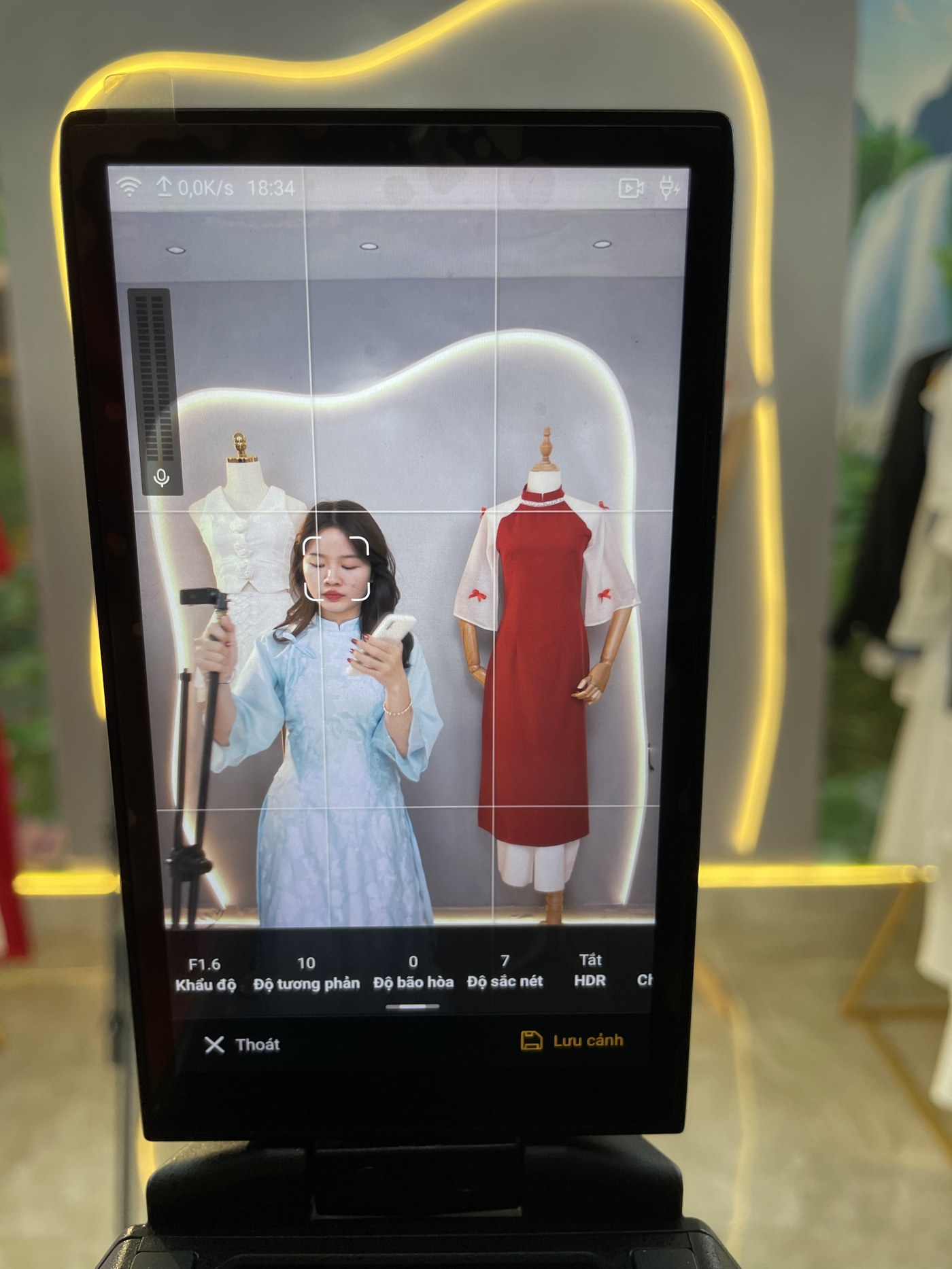 Shop thời trang live bán hàng bằng điện thoại với đèn chuẩn màu - Lâm Phát Studio