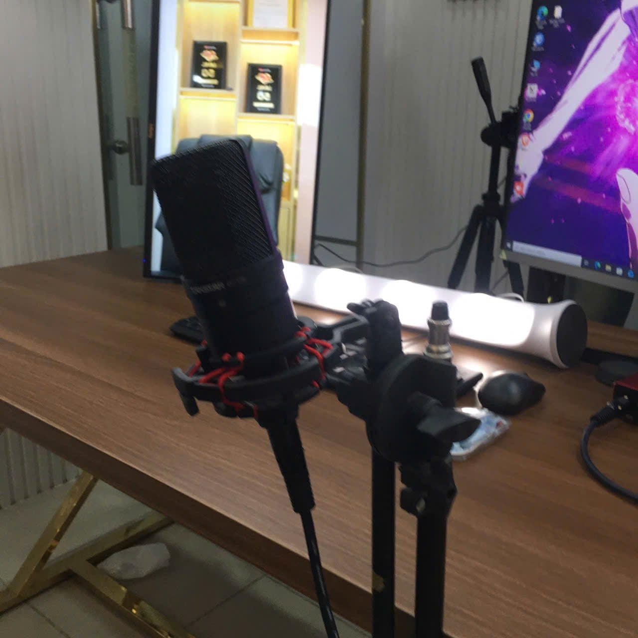 Micro condenser thu âm trên chân micro trong bộ hát live - Lâm Phát Studio