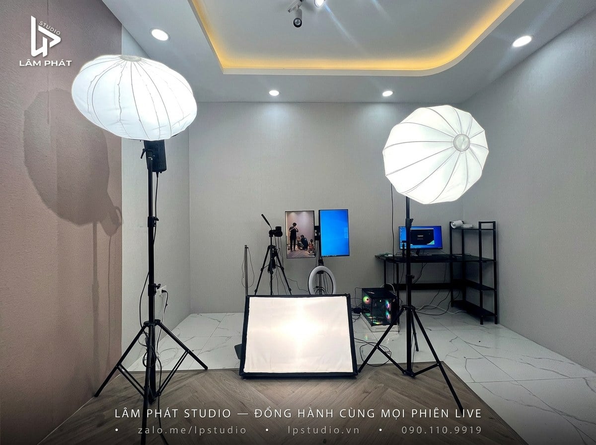 Phòng livestream studio chuyên nghiệp với đèn và máy quay - Lâm Phát Studio setup