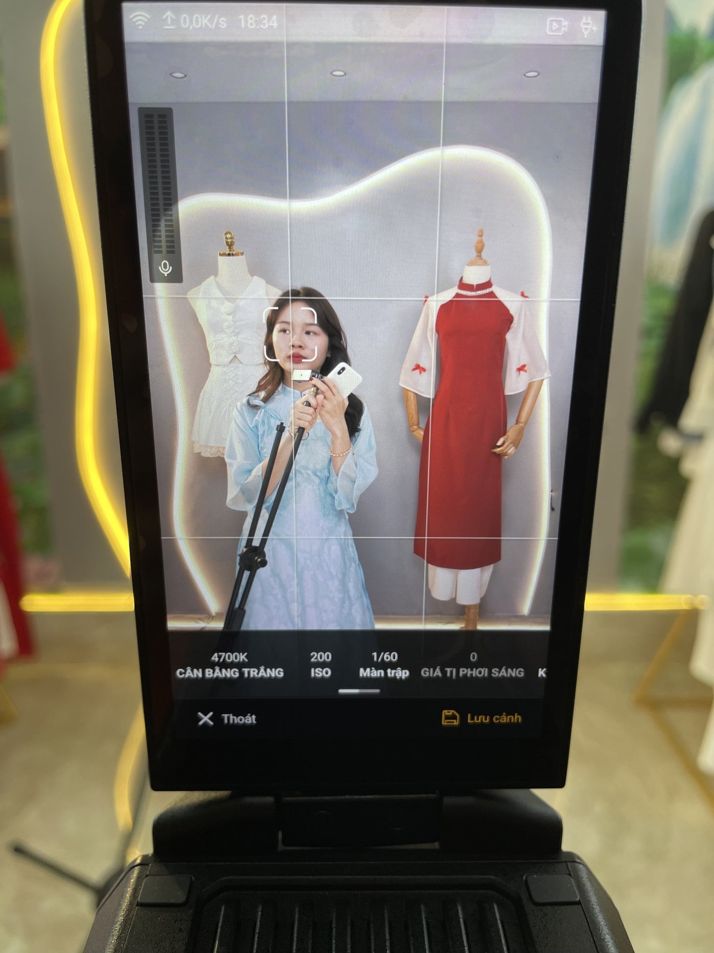 Shop live bán hàng quần áo bằng điện thoại với đèn chuẩn màu - Lâm Phát Studio