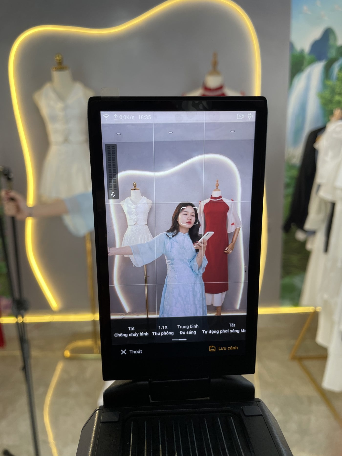 Shop thời trang live bán hàng thực tế - khách của Lâm Phát Studio