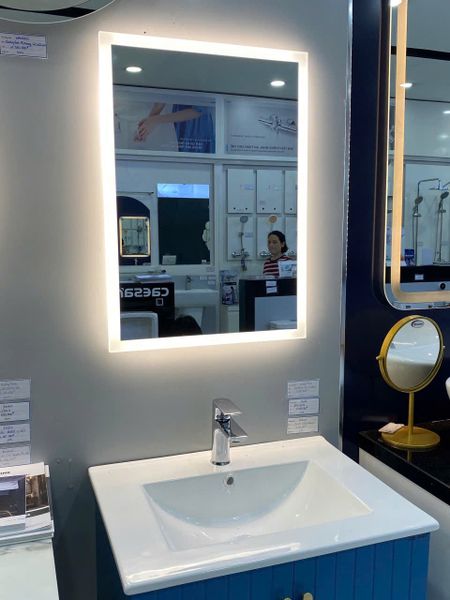  Gương chữ nhật có đèn tích hợp và tấm sưởi chống mờ GBK031V 