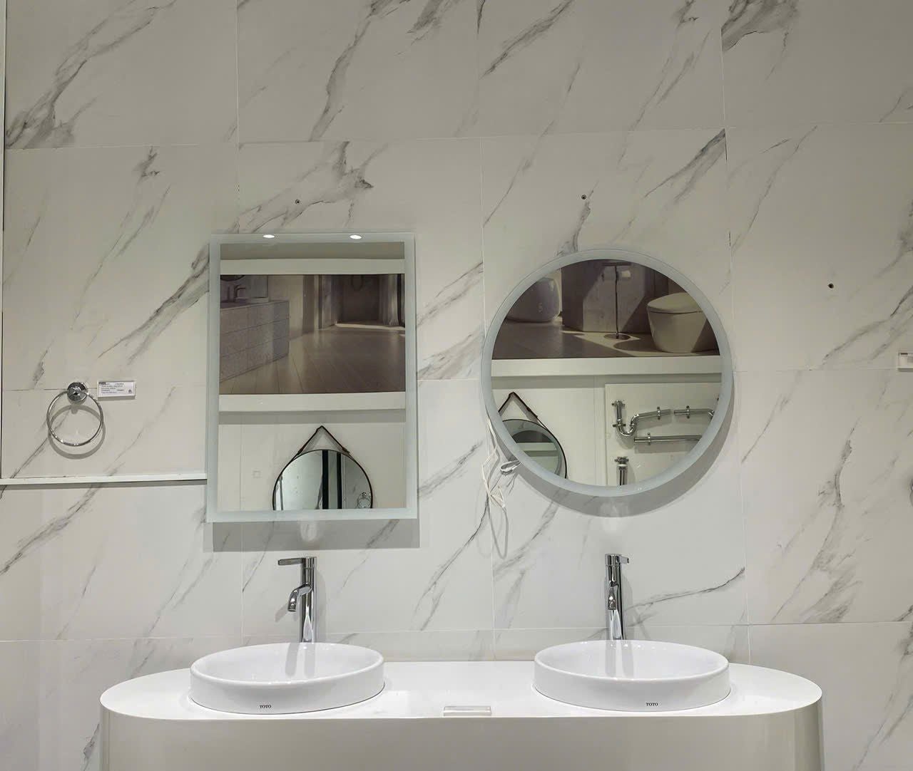  Gương chữ nhật có đèn tích hợp và tấm sưởi chống mờ GBK031V 