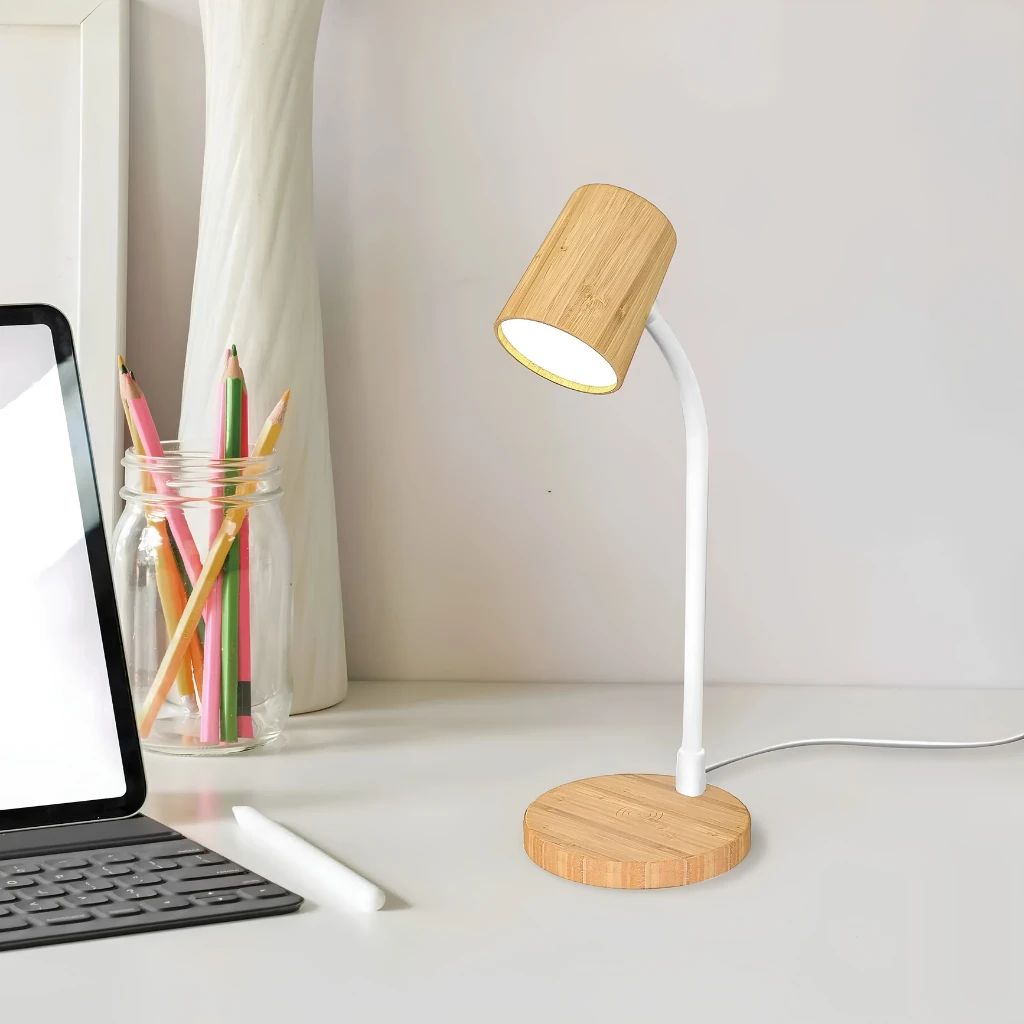 Den de ban LED MotoM GST016W bang tre mau trang tich hop sac khong day Nhat Ban