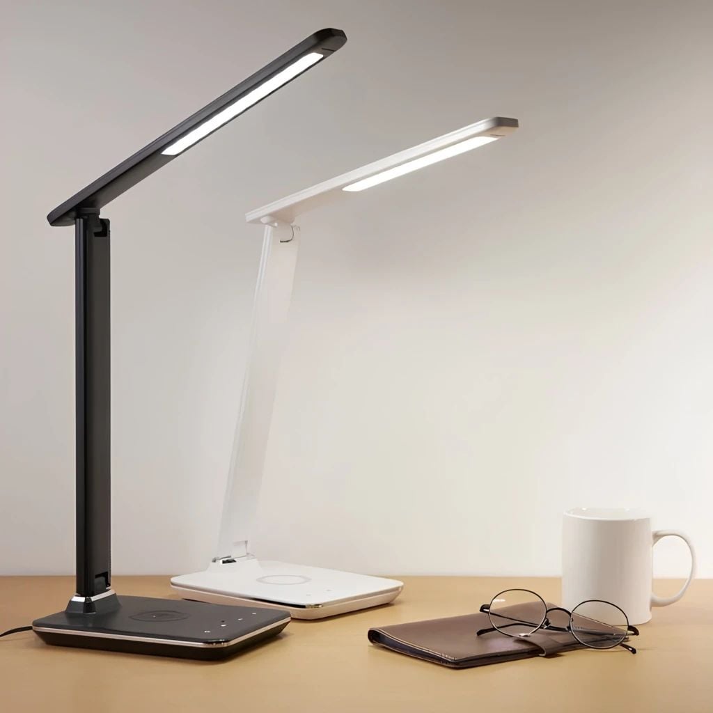  Đèn Bàn LED Tích Hợp Sạc Không Dây Qi MotoM GST006Q (Đen/Trắng) – Cổng USB 5V 2.1A & Chỉnh 3 Màu Ánh Sáng Chuẩn JIS A Nhật Bản 