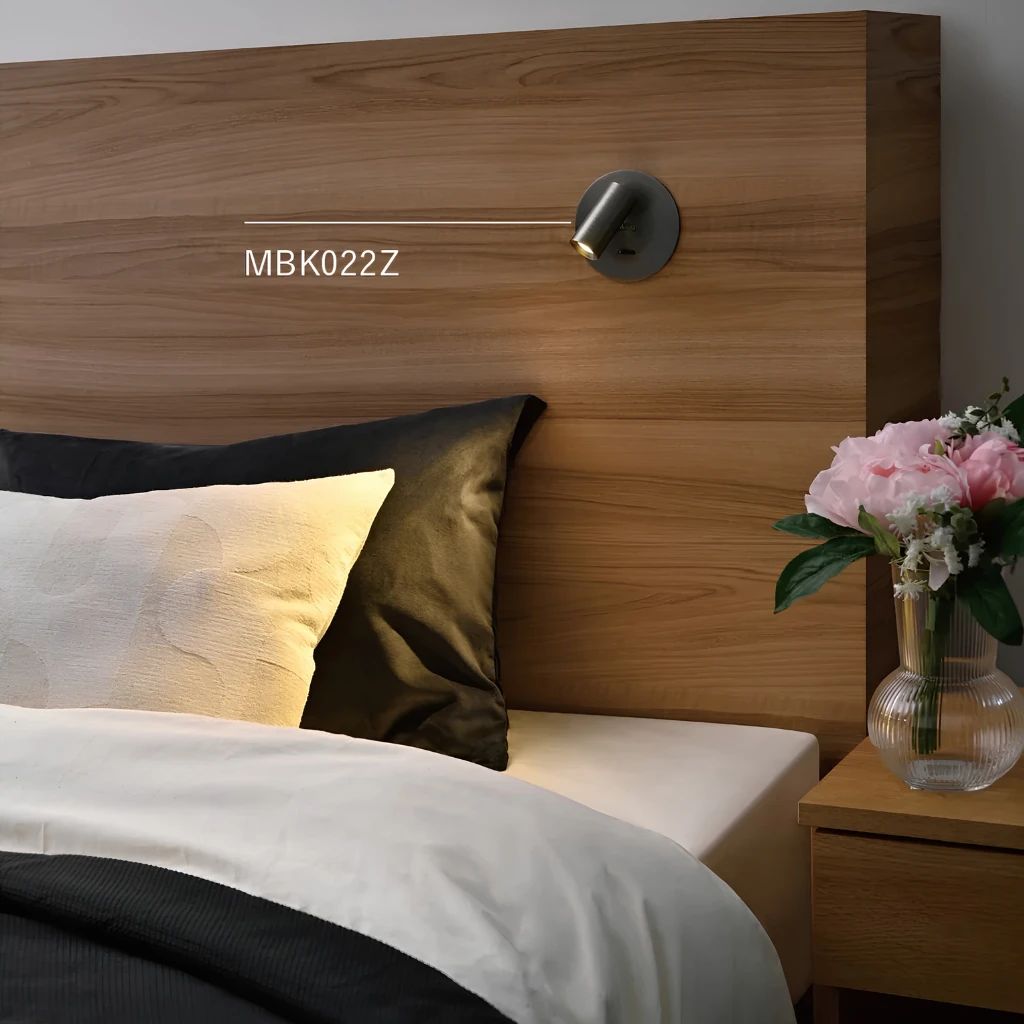 Đèn Đọc Sách Âm Vách Đầu Giường MotoM MBK022 Thân Ngắn Đế Tròn (φ100mm) – Khớp Xoay Gập Linh Hoạt Cao Cấp Chuẩn Khách Sạn Nhật Bản 