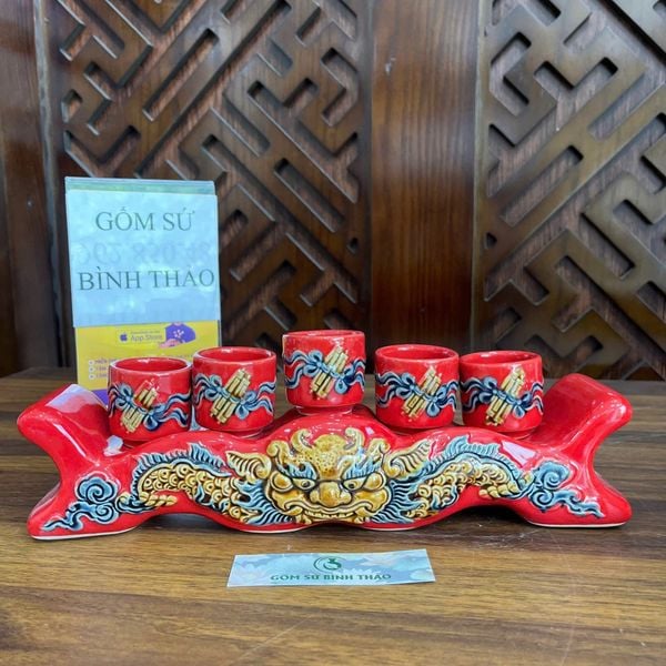  Bộ kỷ thờ cúng, bộ ly thờ, chung nước men đỏ họa tiết rồng đắp nổi - Gốm sứ Bát Tràng cao cấp 