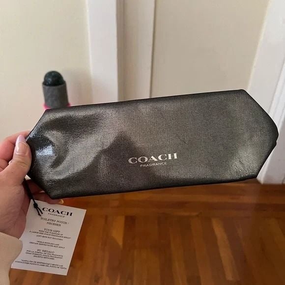  Túi Đựng Mỹ Phẩm Coach Fragrance Shimmering Silver Large Makeup Bag 