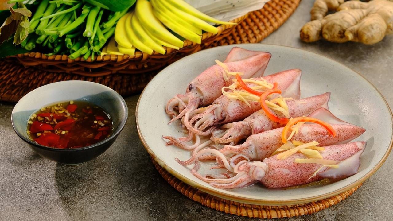 Mực Mẹt - Steamed Squid with Fresh Vegetable & Rice Paper 