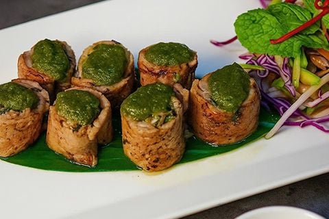  Thăn Bò Than Hồng Lá É - Grilled Beef Tenderloin With Basil On Charcoal 