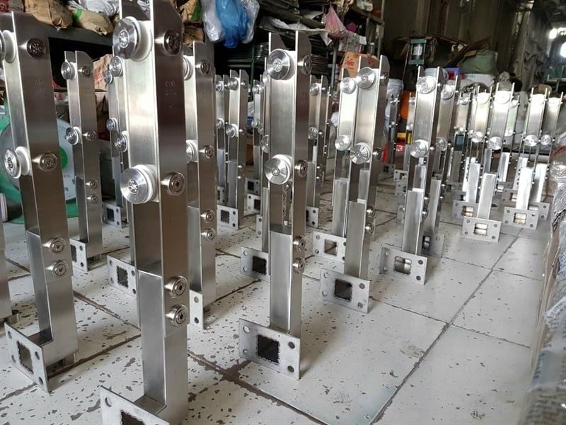  Trụ cầu thang lửng đế hông inox 304 