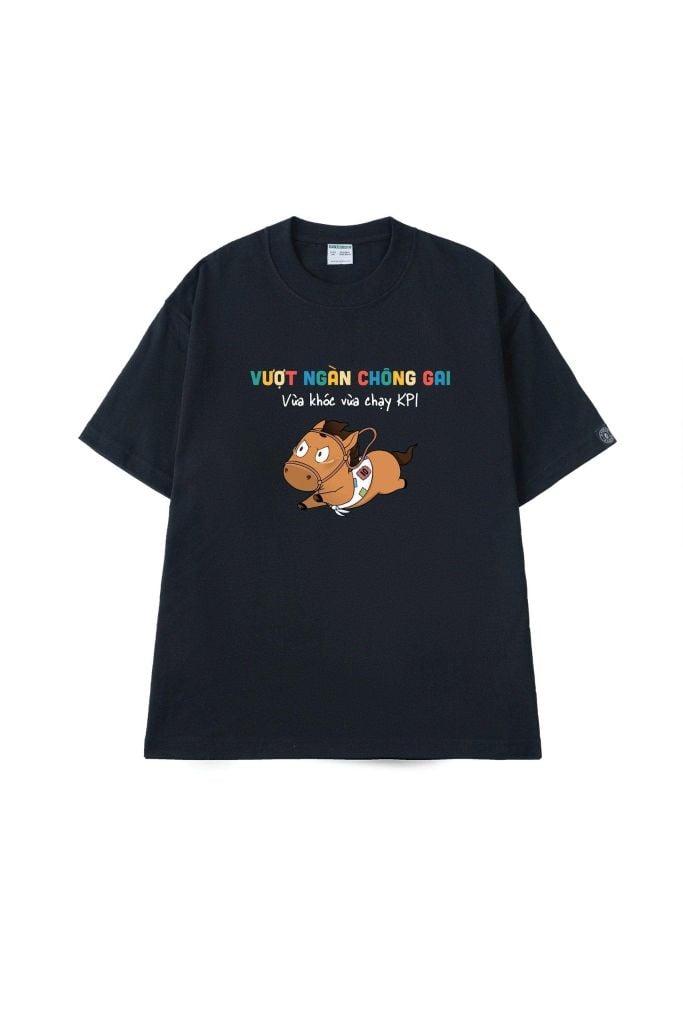 Áo Thun Unisex Mã Tiểu Dã Vừa Khóc Vừa Chạy KPI - O1A251
