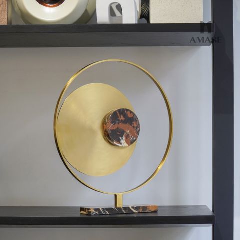 Tượng Decor Golden Ring Embracing The Moon