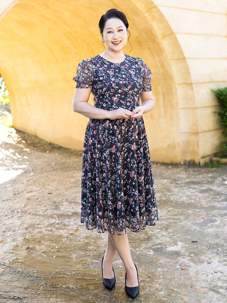  Hạnh - Đầm Trung niên cổ tròn tay phồng chất liệu thun ren 3D họa tiết 0618/5.48 