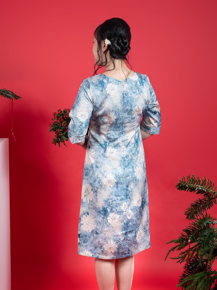  HẠNH - Đầm kiểu cổ tròn đính nút tay lỡ chất liệu lụa Mẫu Đơn 5609/5.282 