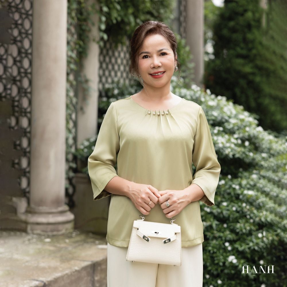  Hạnh - Áo kiểu trung niên cổ tròn kết hạt châu chất liệu lụa in họa tiết hoa 1432/3.385/4.446 