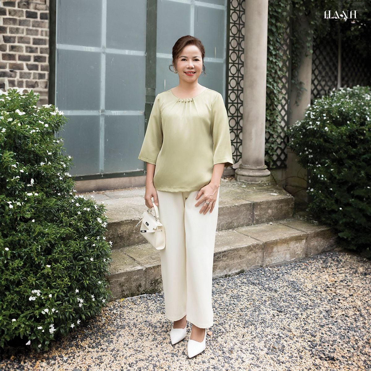  Hạnh - Áo kiểu trung niên cổ tròn kết hạt châu chất liệu lụa in họa tiết hoa 1432/3.385/4.446 