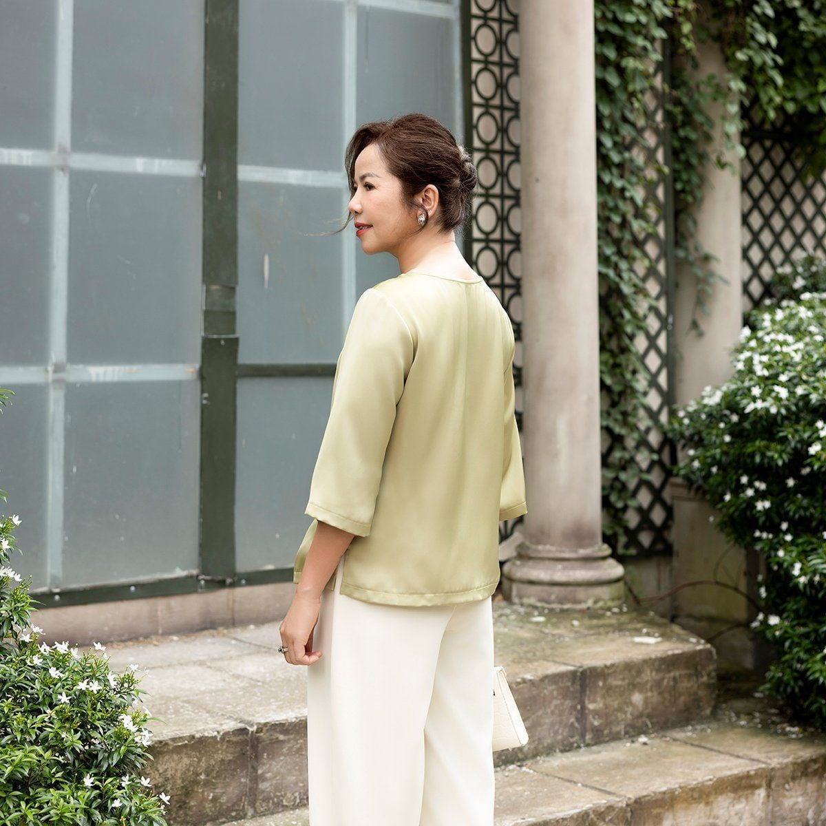  Hạnh - Áo kiểu trung niên cổ tròn kết hạt châu chất liệu lụa in họa tiết hoa 1432/3.385/4.446 