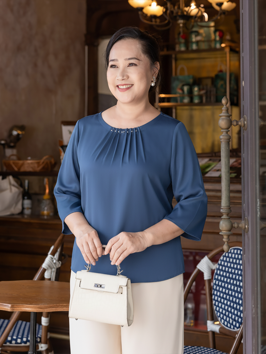  Hạnh - Áo kiểu trung niên cổ tròn kết hạt châu chất liệu lụa in họa tiết hoa 1432/3.385/4.446 