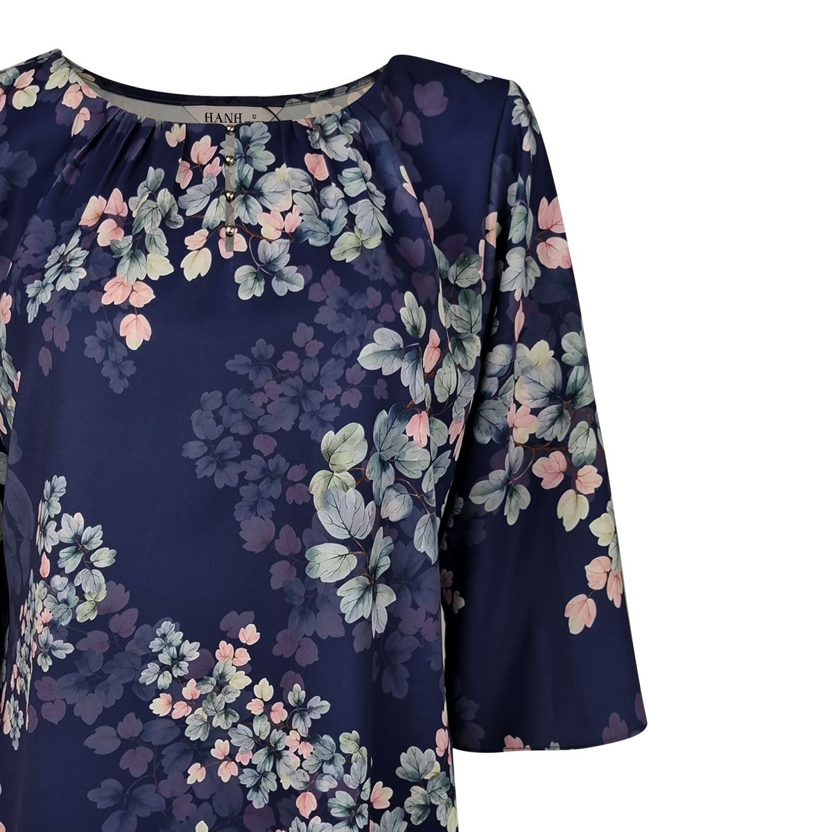  Hạnh - Áo Kiểu Trung Niên Cổ Tròn Đính Bi Tay Lửng Chất Liệu Lụa Mẫu Đơn Hoạ Tiết Dập Nổi 2486/5.186 