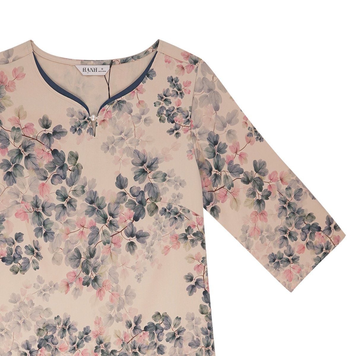  Hạnh Áo viền cổ xẻ lá trầu đính hạt châu, in họa tiết hoa lá, tay lửng 25415/5.257 