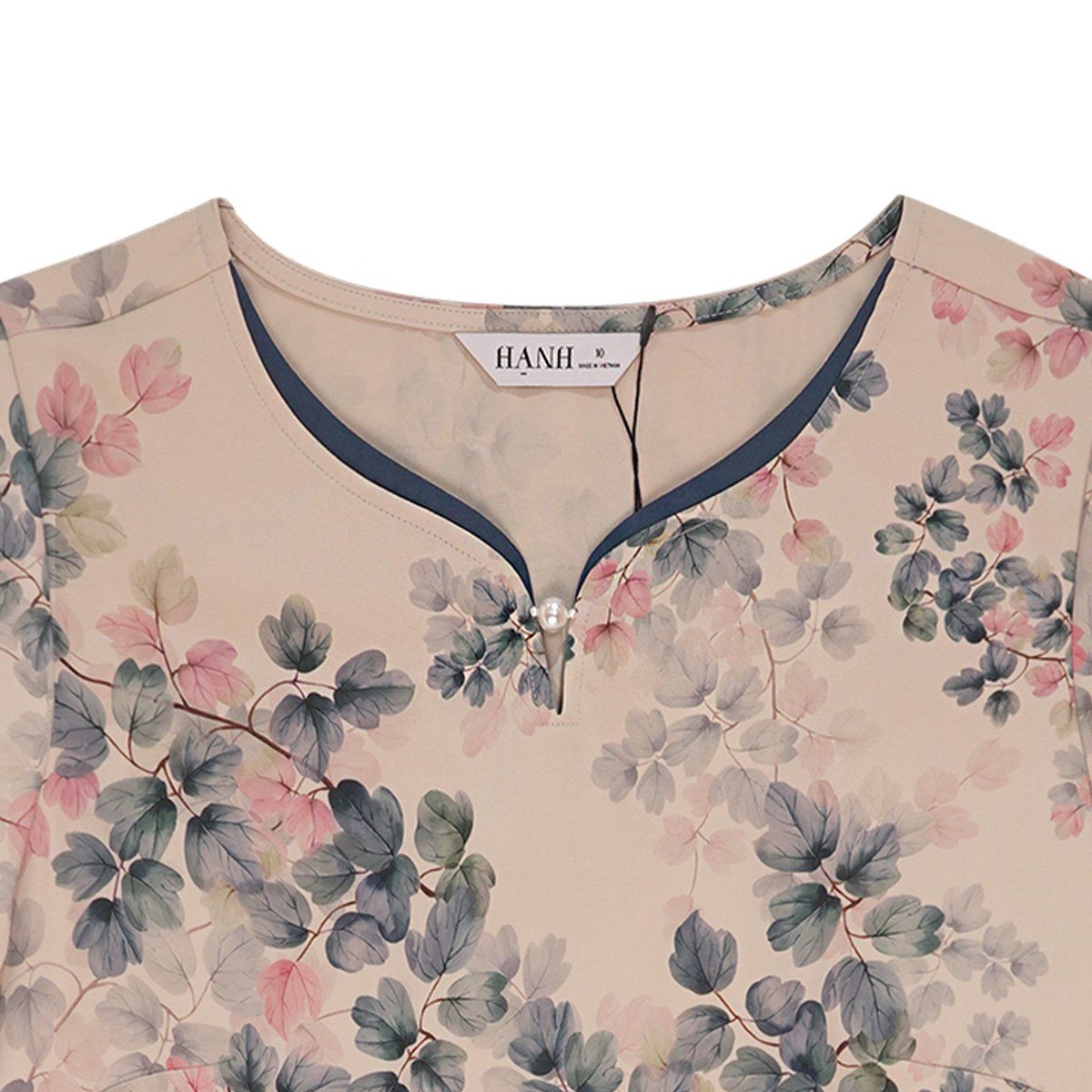  Hạnh Áo viền cổ xẻ lá trầu đính hạt châu, in họa tiết hoa lá, tay lửng 25415/5.257 