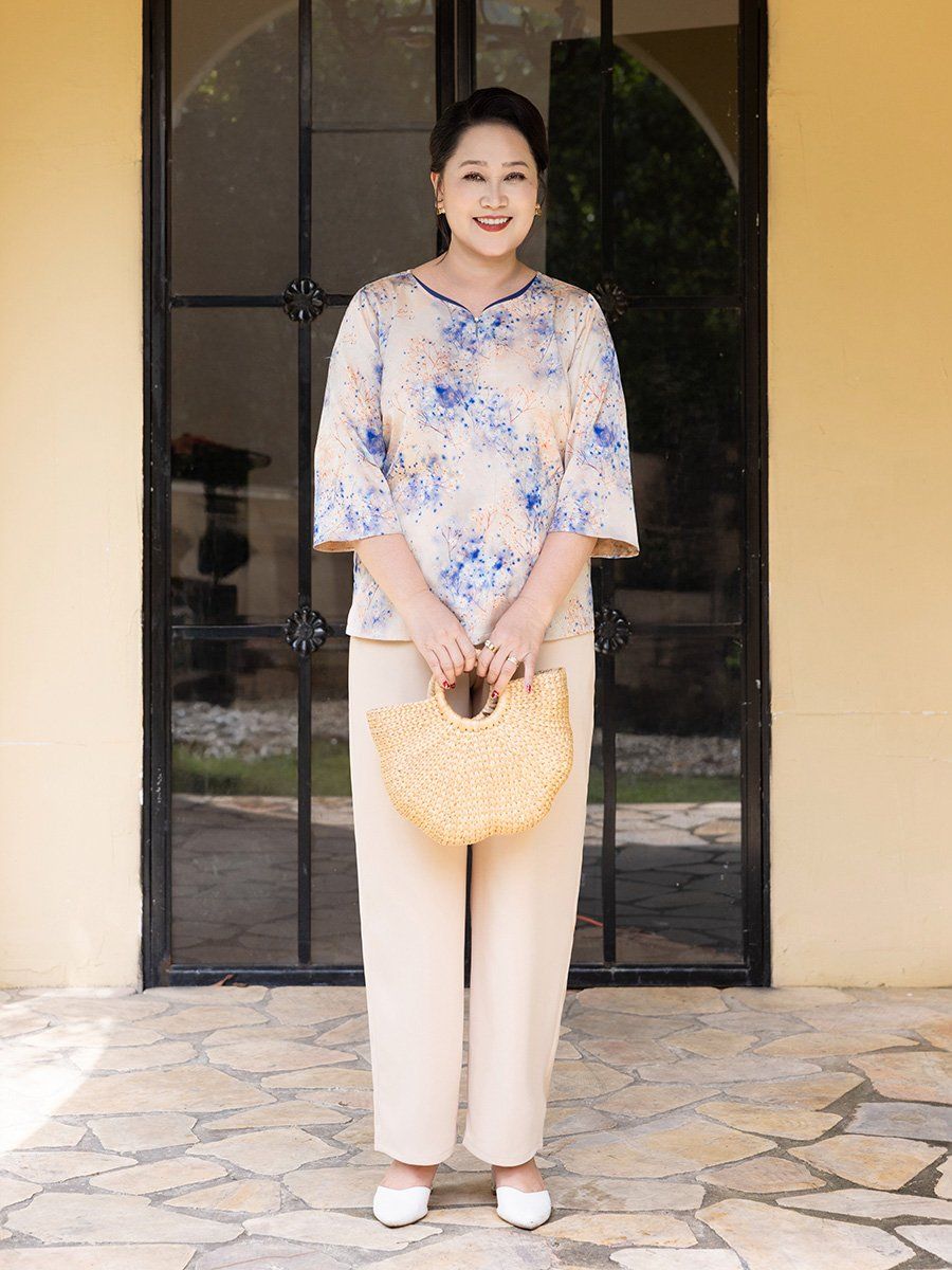  Hạnh - Áo kiểu trung niên cổ xẻ lá trầu đính hạt châu chất liệu lụa in họa tiết 25415/5.400/5.399/5.401 