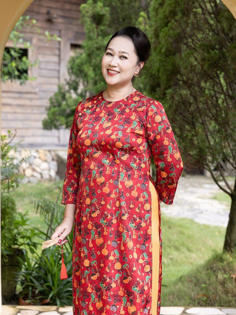  HẠNH - Bộ áo dài trung niên cổ tròn đính nút vải chất liệu lụa Mẫu Đơn 25419/5.196 