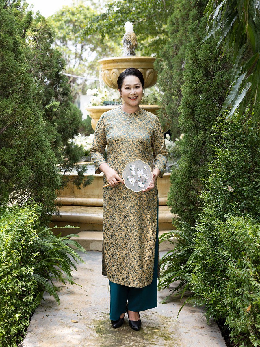  Hạnh - Bộ áo dài thiết kế cổ tròn đính kết hạt chất liệu gấm in họa tiết hoa 25420/5.334/5.351 