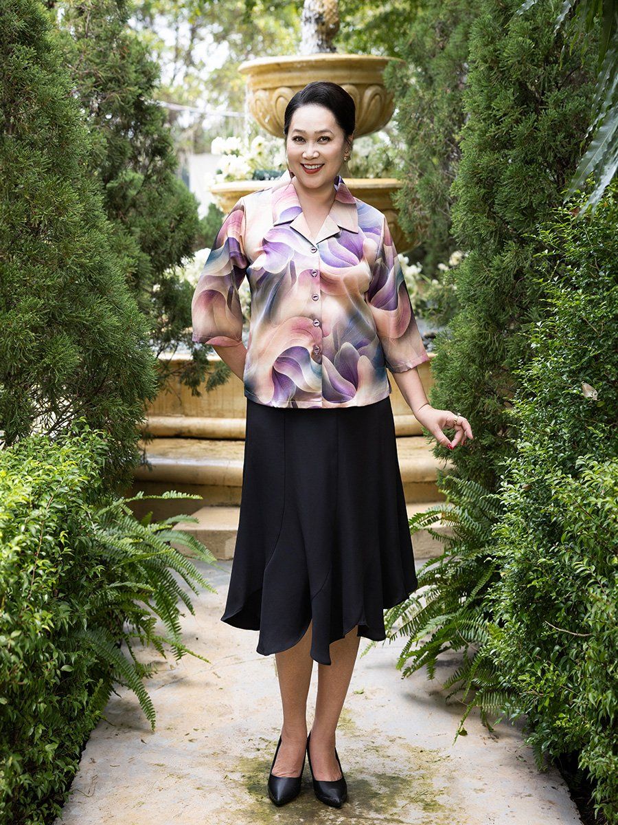  Hạnh - Áo sơ mi trung niên tay lửng chất liệu lụa Cavan in họa tiết vòn tròn thời gian 4435/5.126 