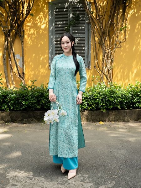  HẠNH - Áo dài cổ tròn đính nút bọc chất liệu gấm 25419/5.540 