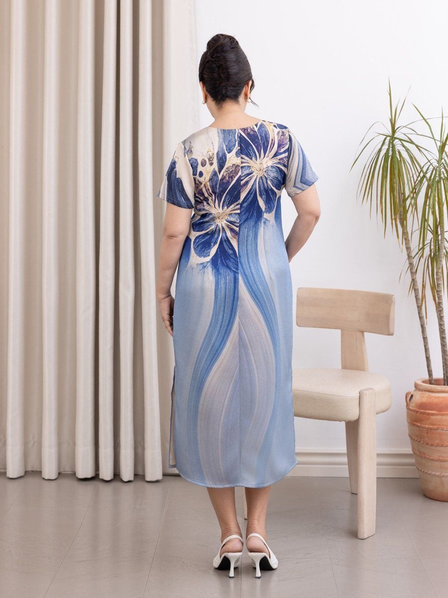  Hạnh Đầm suông cổ tròn họa tiết hoa uyển chuyển trong nước tay ngắn, xẻ tà 2 bên 5602/5.279 