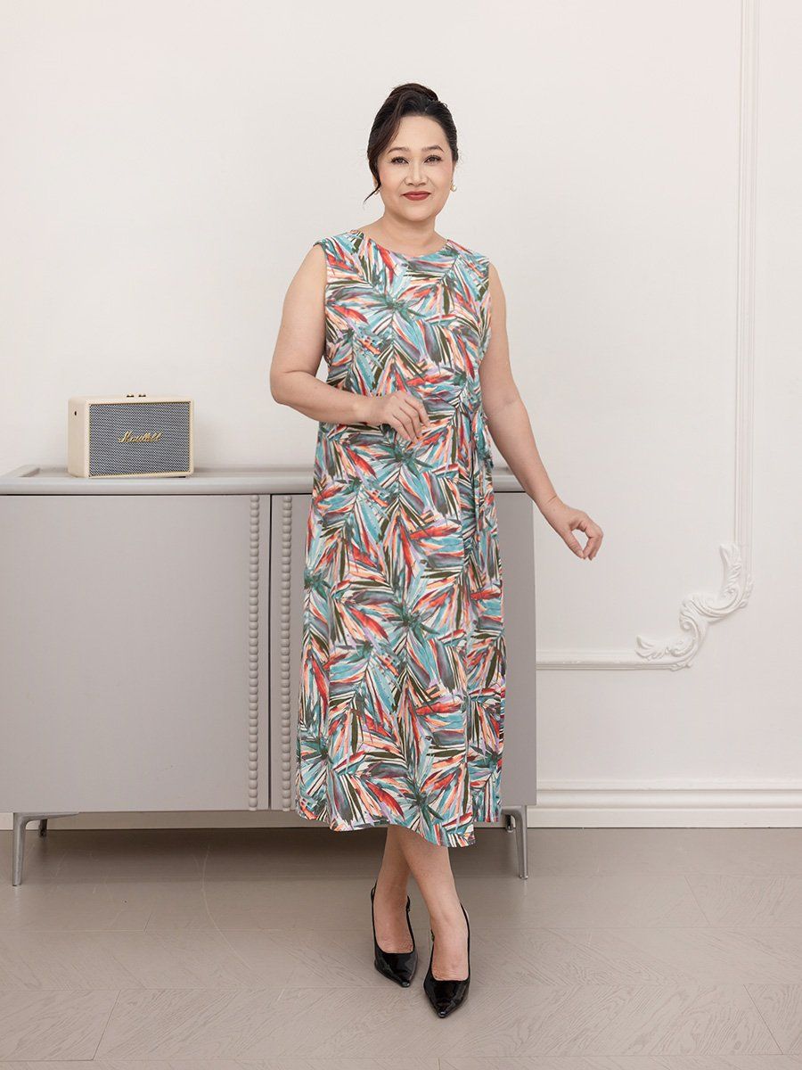  Hạnh Đầm suông cổ tròn in họa tiết lá nhiệt đới, eo thắt nơ, sát nách 5608/5.333 