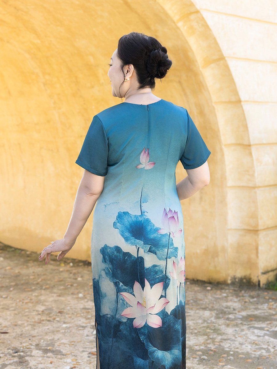  Hạnh Đầm suông cổ tròn họa tiết in hoa sen, kết nút, tay ngắn 5610/5.336 