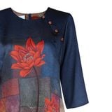  HẠNH - Đầm kiểu dáng dài phom suông cổ tròn đính nút bọc chất liệu lụa Canvan in họa tiết 5610/5.523 