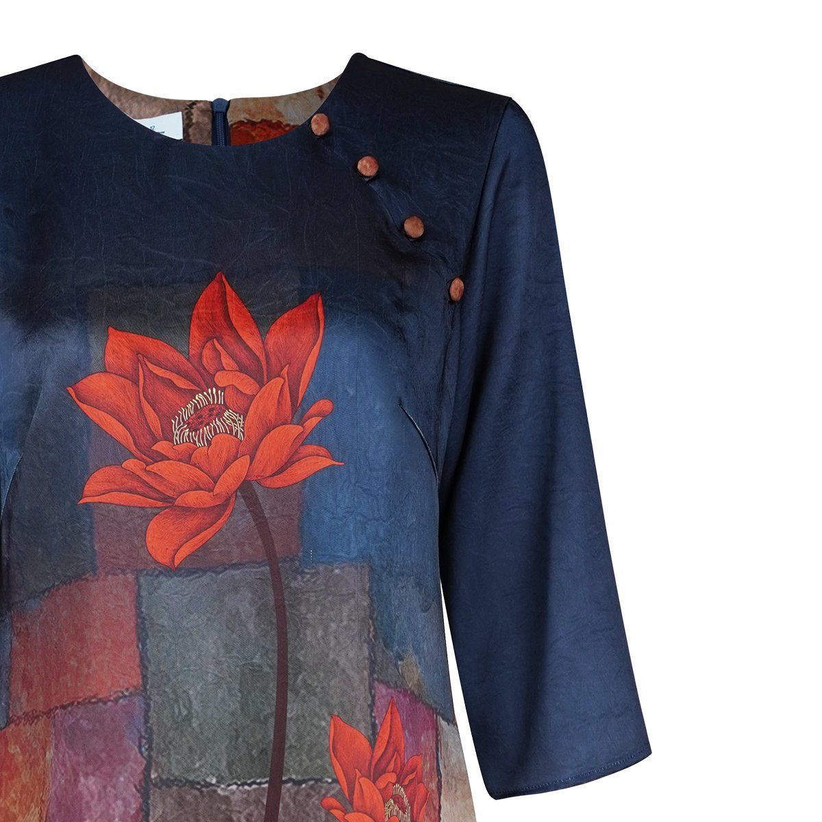  HẠNH - Đầm kiểu dáng dài phom suông cổ tròn đính nút bọc chất liệu lụa Canvan in họa tiết 5610/5.523 