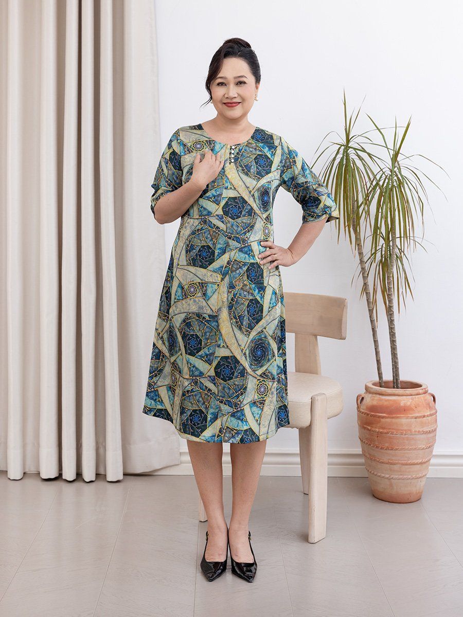  Đầm suông cổ xẻ kết nút trắng thủy tinh họa tiết sắc vũ trụ, tay lỡ có bo 5609/5.296 