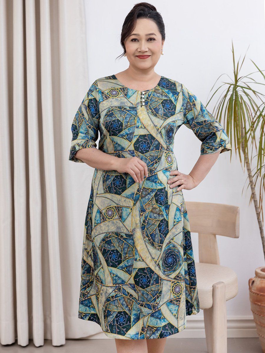  Đầm suông cổ xẻ kết nút trắng thủy tinh họa tiết sắc vũ trụ, tay lỡ có bo 5609/5.296 