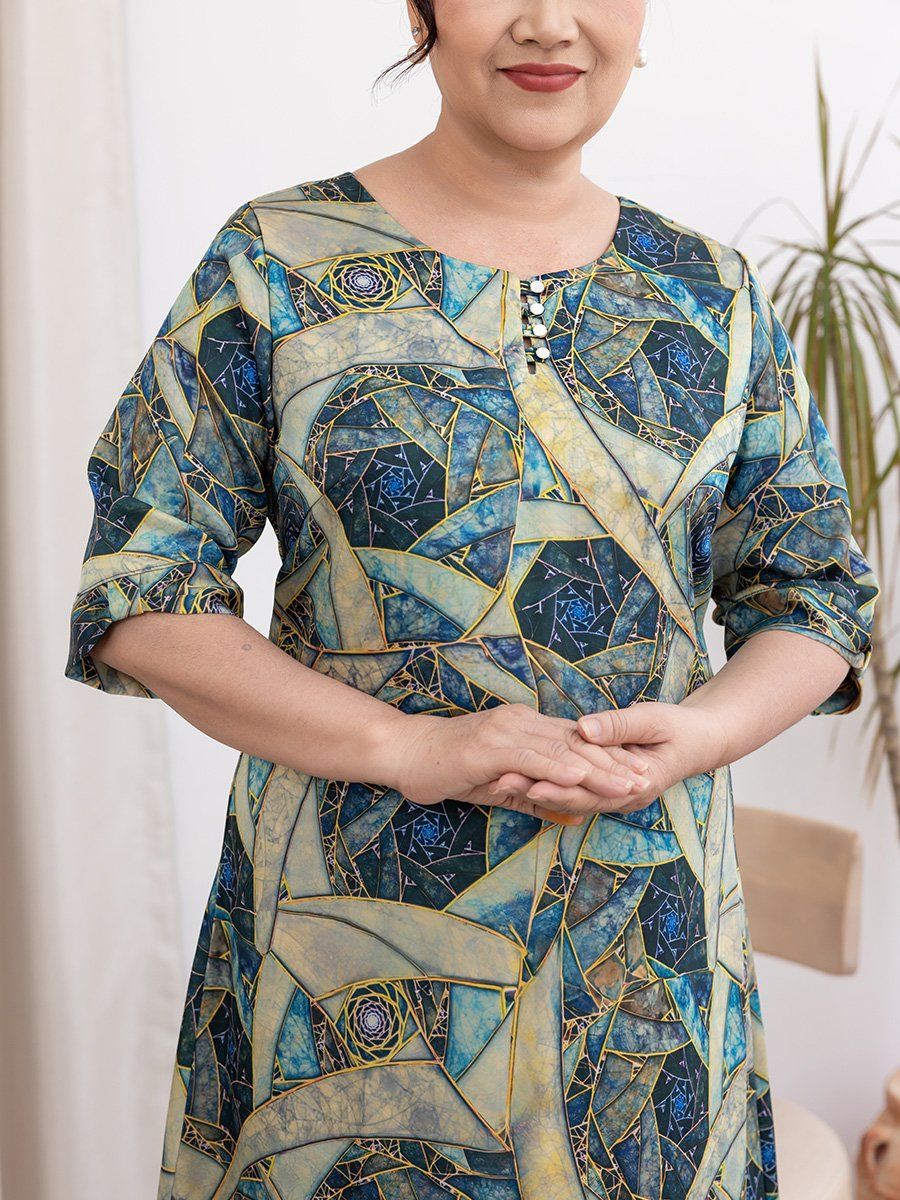  Đầm suông cổ xẻ kết nút trắng thủy tinh họa tiết sắc vũ trụ, tay lỡ có bo 5609/5.296 