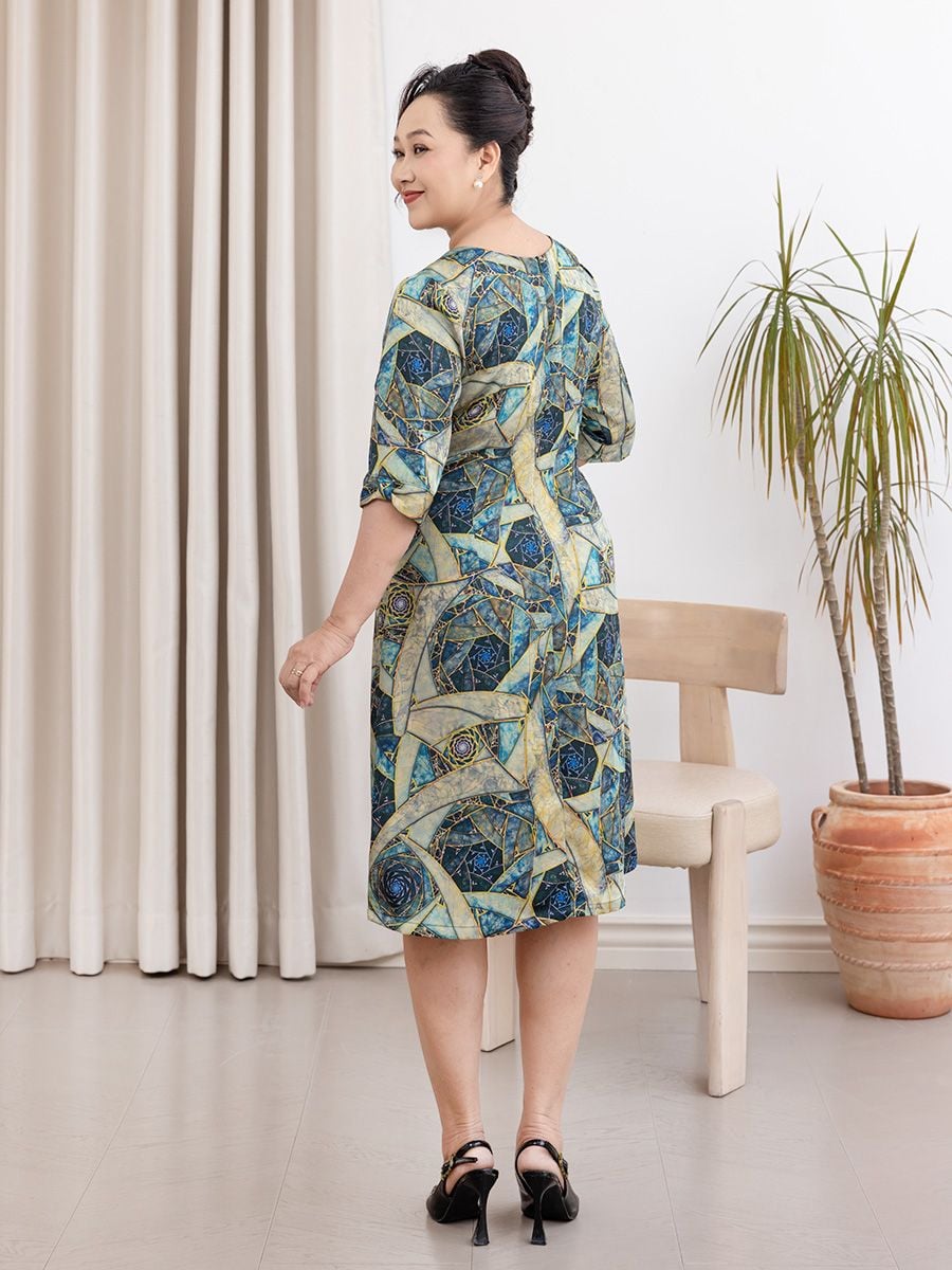  Đầm suông cổ xẻ kết nút trắng thủy tinh họa tiết sắc vũ trụ, tay lỡ có bo 5609/5.296 