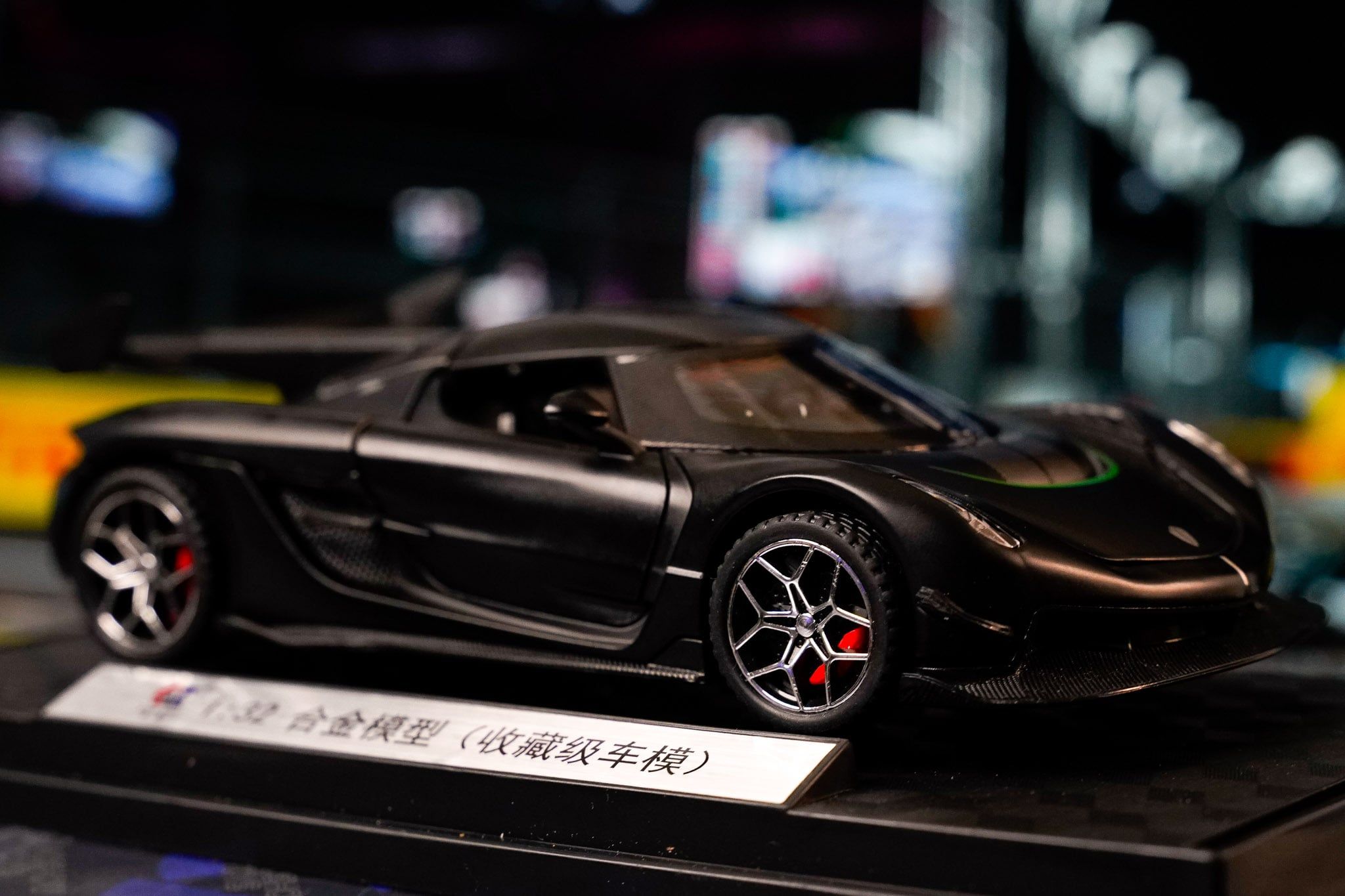  [1:32] Mô hình xe Fullbox có đế trưng bày 