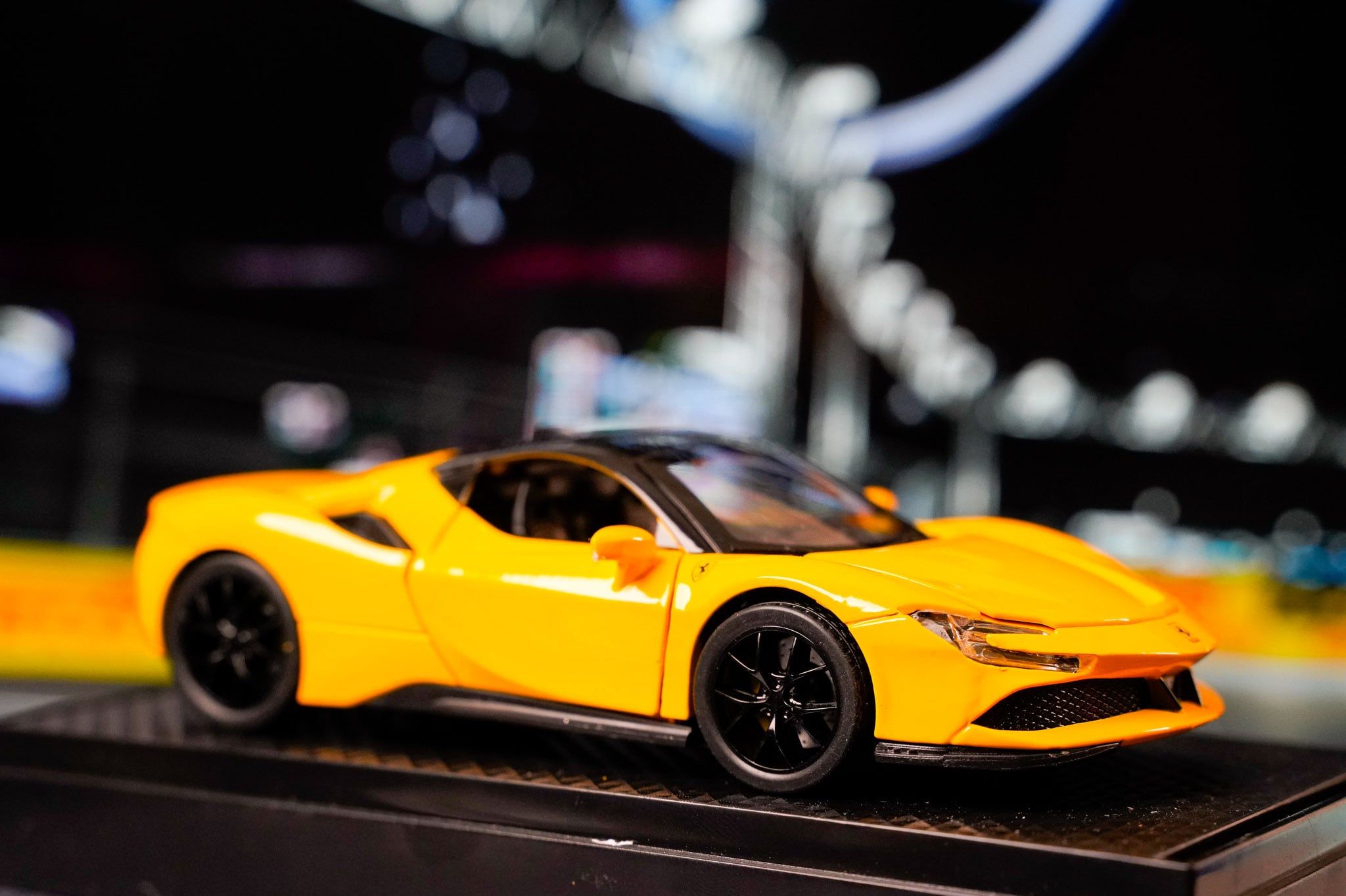  [1:32] Mô hình xe Fullbox có đế trưng bày 