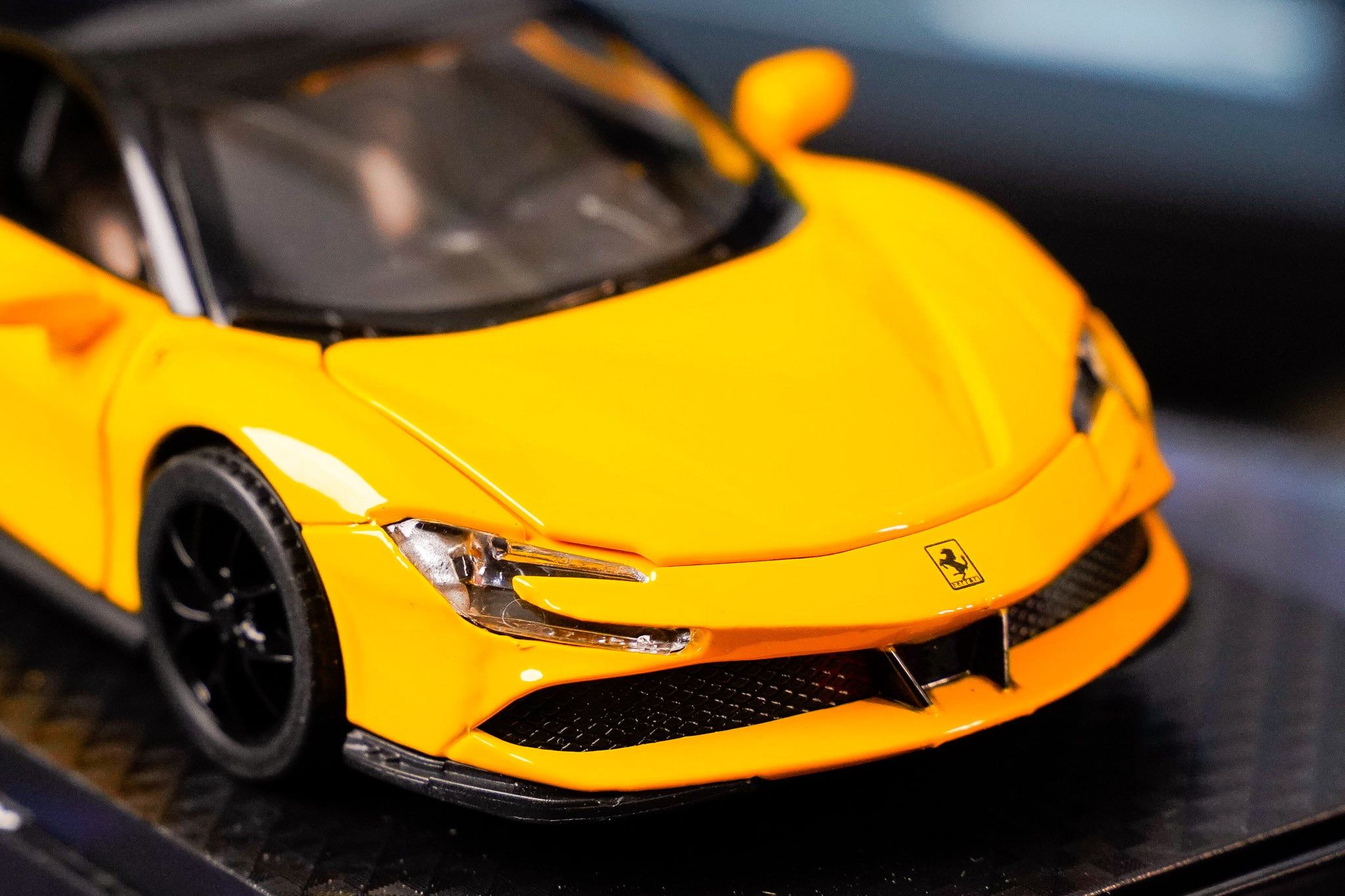  [1:32] Mô hình xe Fullbox có đế trưng bày 