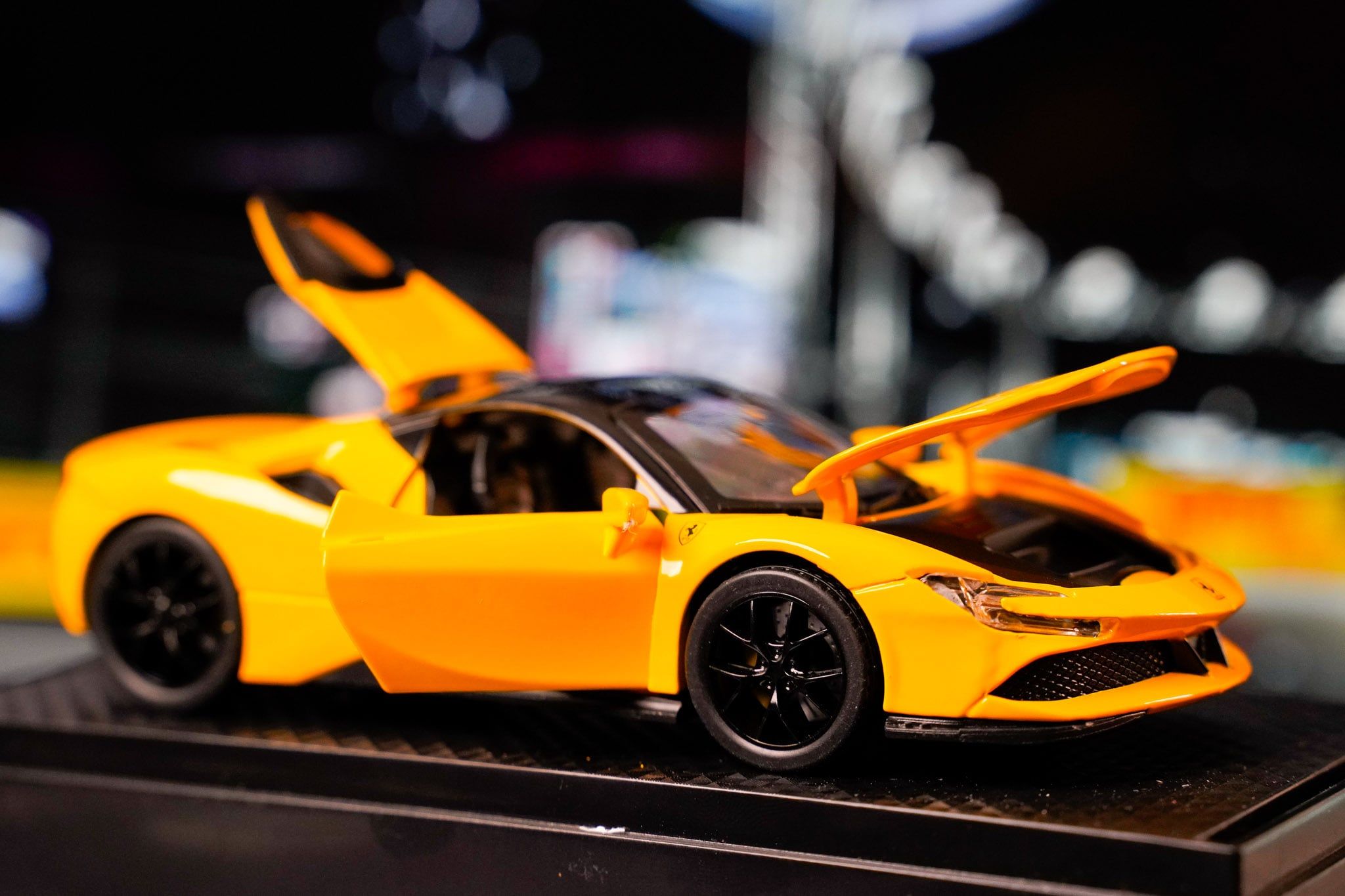  [1:32] Mô hình xe Fullbox có đế trưng bày 