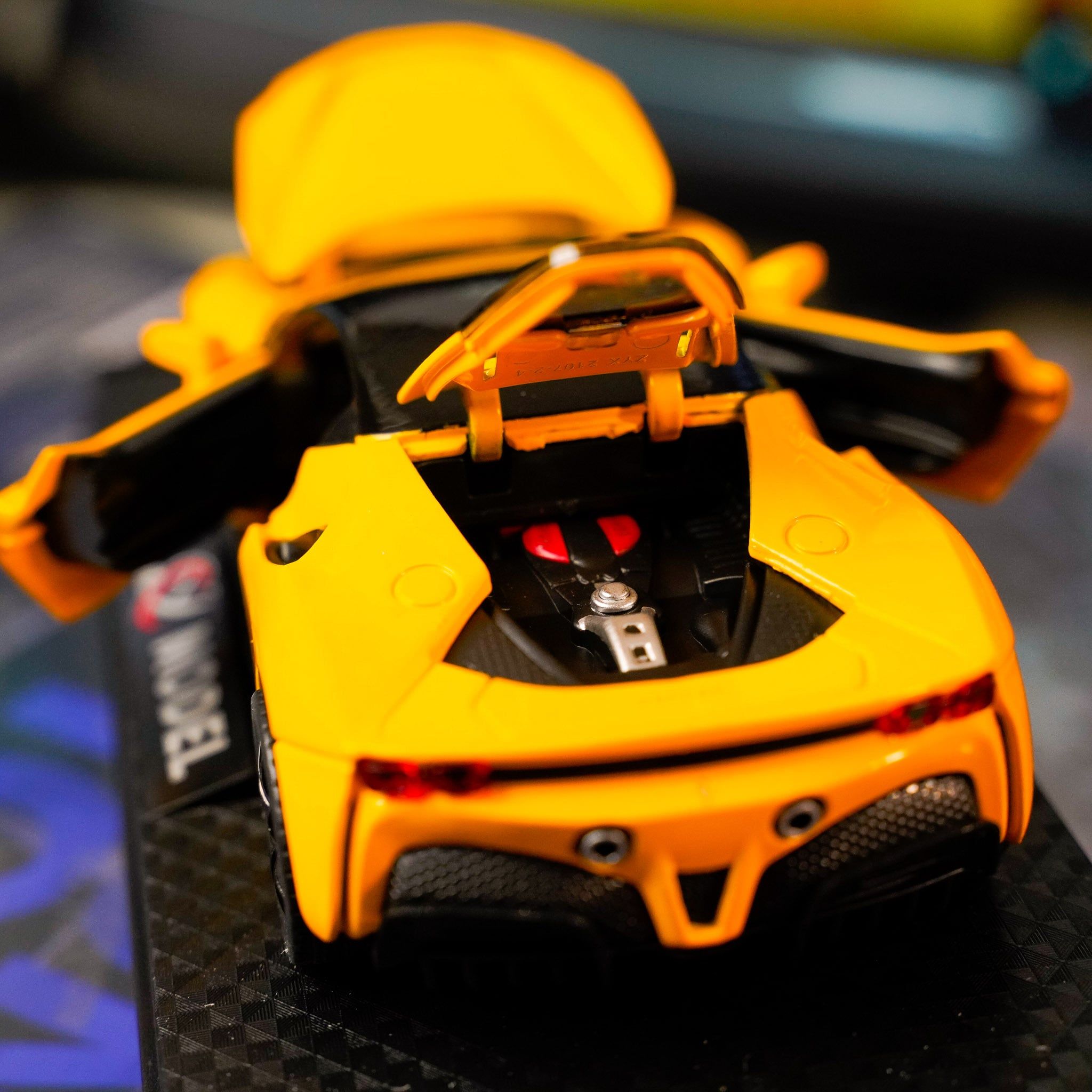  [1:32] Mô hình xe Fullbox có đế trưng bày 