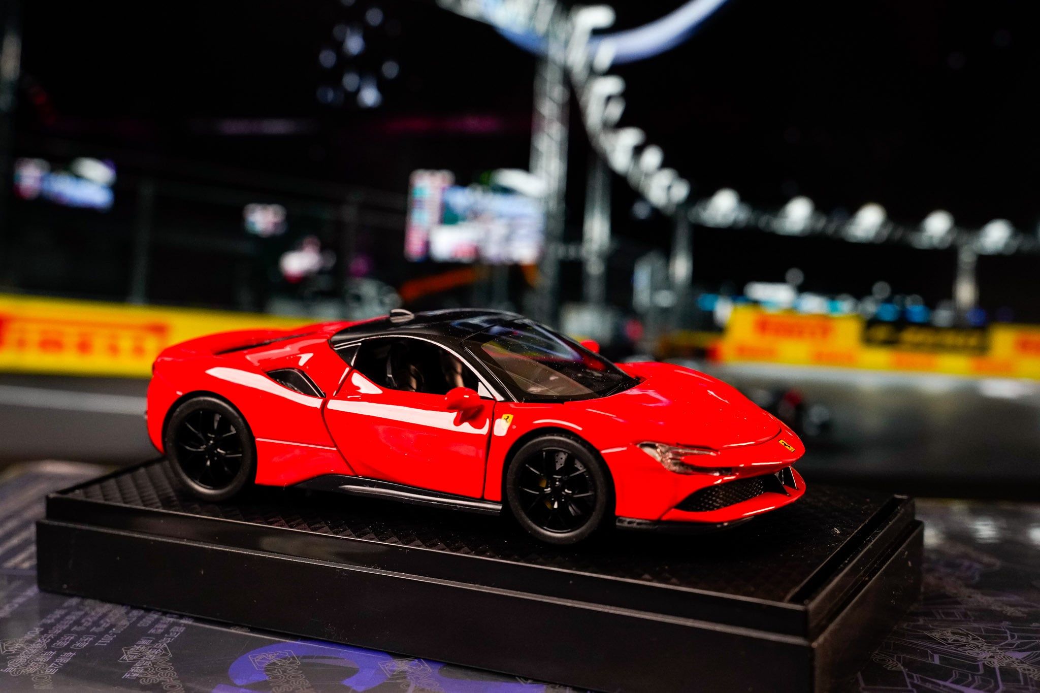  [1:32] Mô hình xe Fullbox có đế trưng bày 