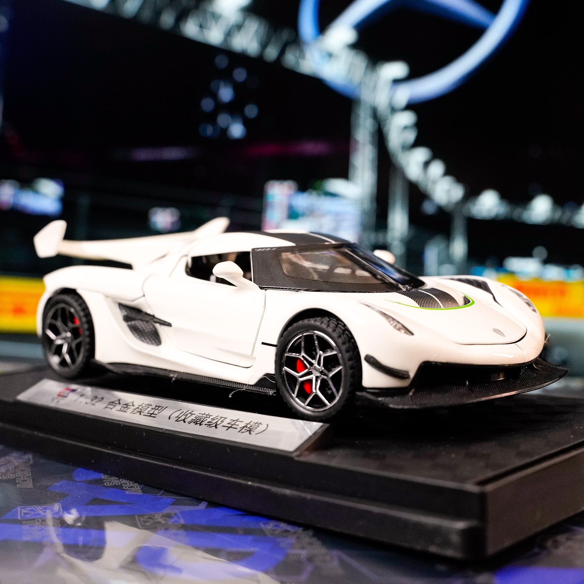  [1:32] Mô hình xe Fullbox có đế trưng bày 