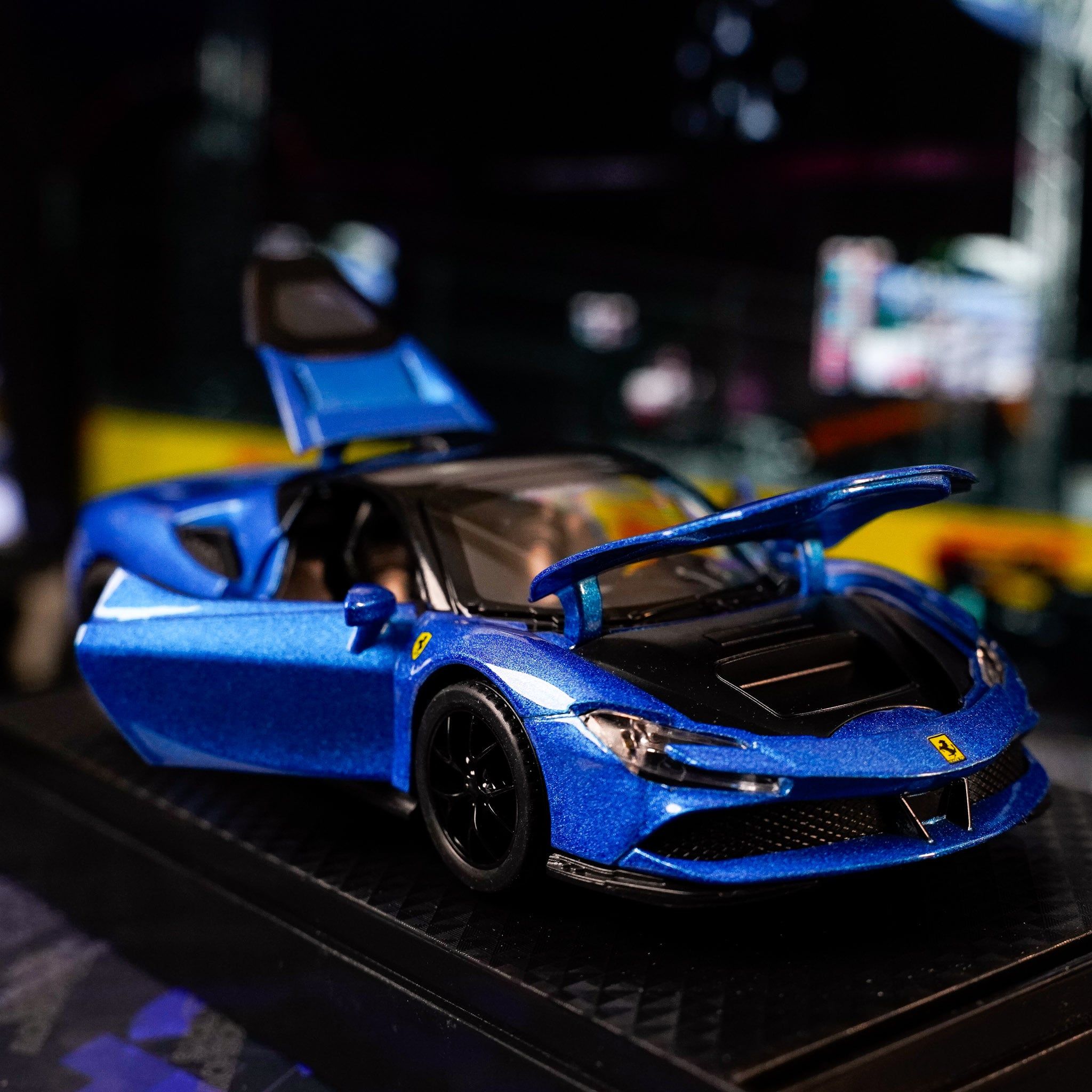  [1:32] Mô hình xe Fullbox có đế trưng bày 