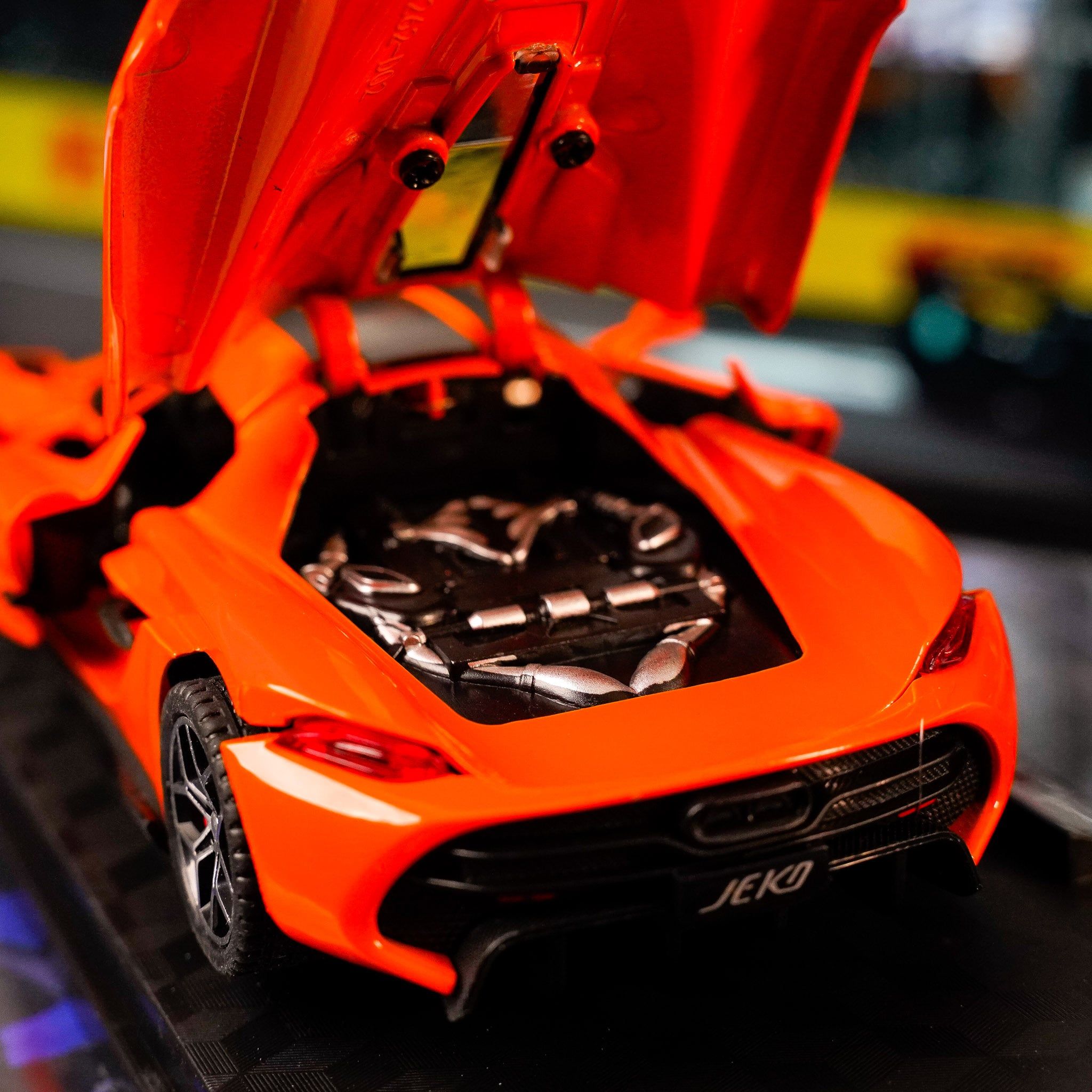  [1:32] Mô hình xe Fullbox có đế trưng bày 